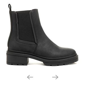 Like new! Rocket Dog “Igor” Black Chelsea Boot. Size 8.5 women’s.